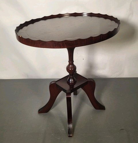 Large vintage oval scalloped - large,